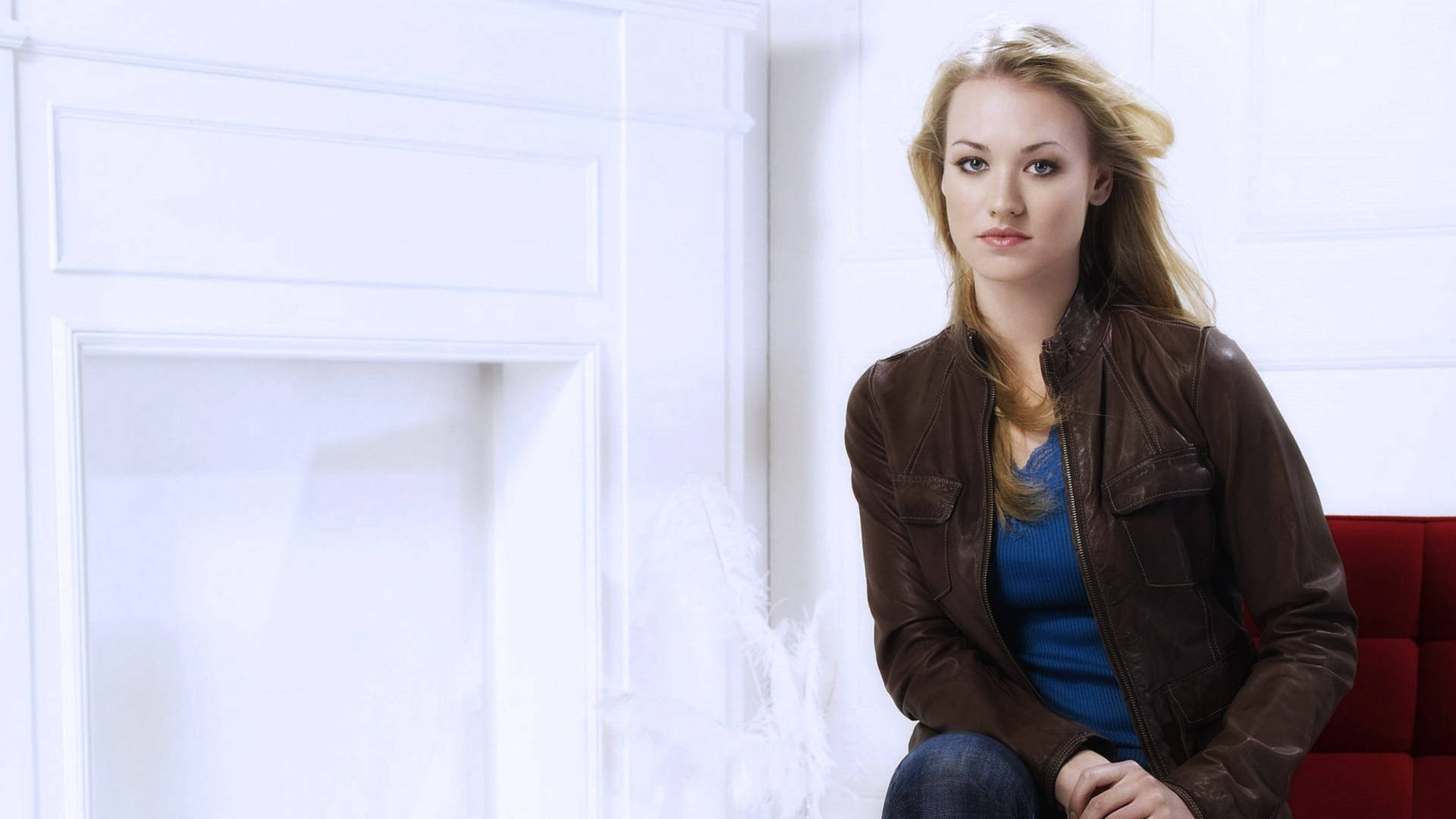 Yvonne Strahovski, brown leather jacket, red couch, Full HD Desktop Wallpaper
