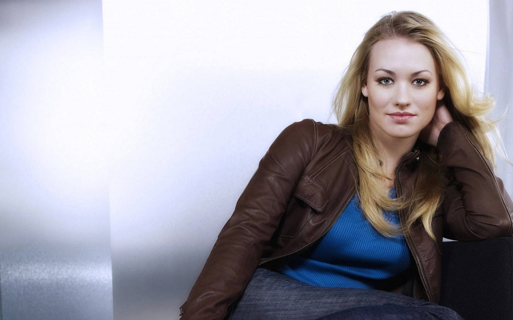Yvonne Strahovski, brown leather jacket, blue top, HD Desktop Wallpaper