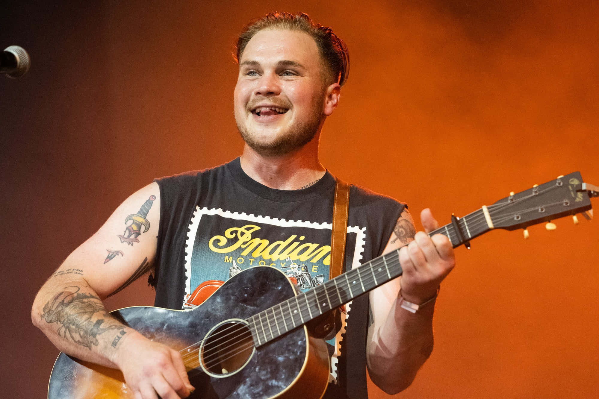 Zach Bryan, acoustic guitar, microphone, Full HD Desktop Wallpaper