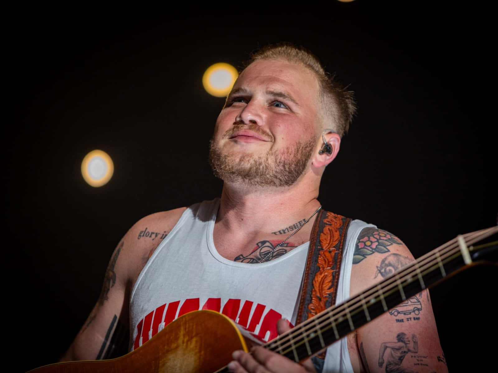 Zach Bryan, acoustic guitar, warm stage lights, HD Desktop Wallpaper