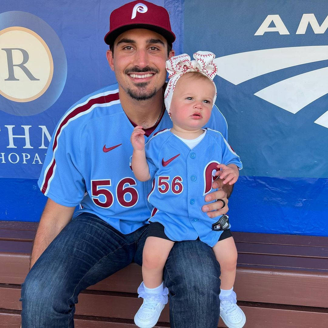 Zach Eflin, baby daughter, blue baseball jerseys, SD Desktop Wallpaper