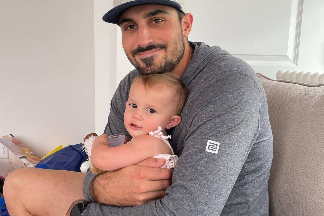 Zach Eflin, bearded man, grey hoodie, SD Desktop Wallpaper
