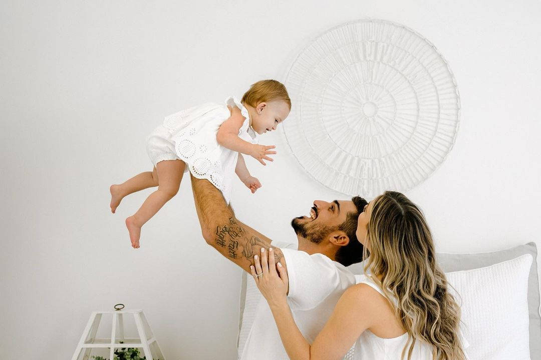 Zach Eflin, daughter, bright white bedroom, SD Desktop Wallpaper