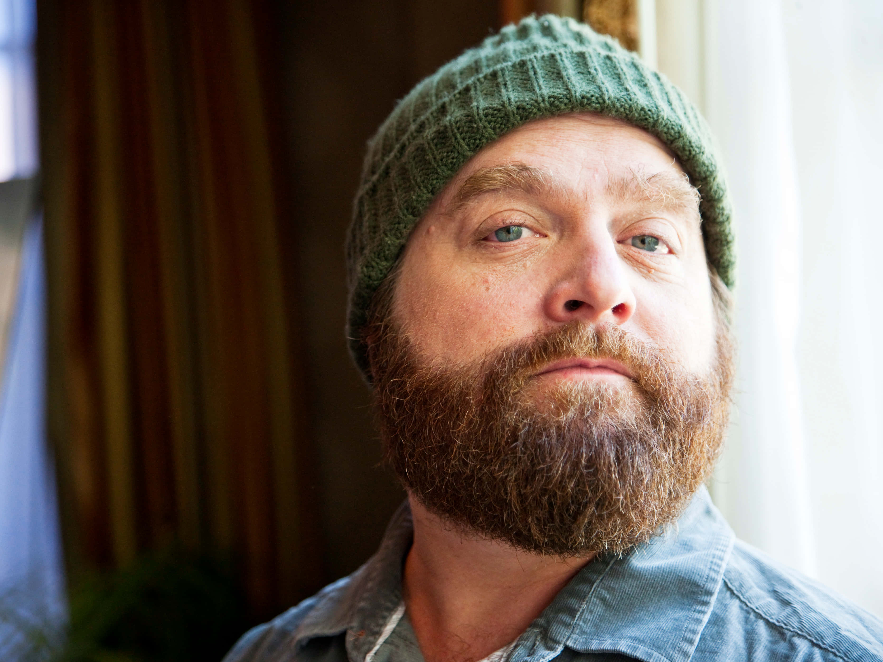 Zach Galifianakis, full beard, green knit beanie, 2K Desktop Wallpaper
