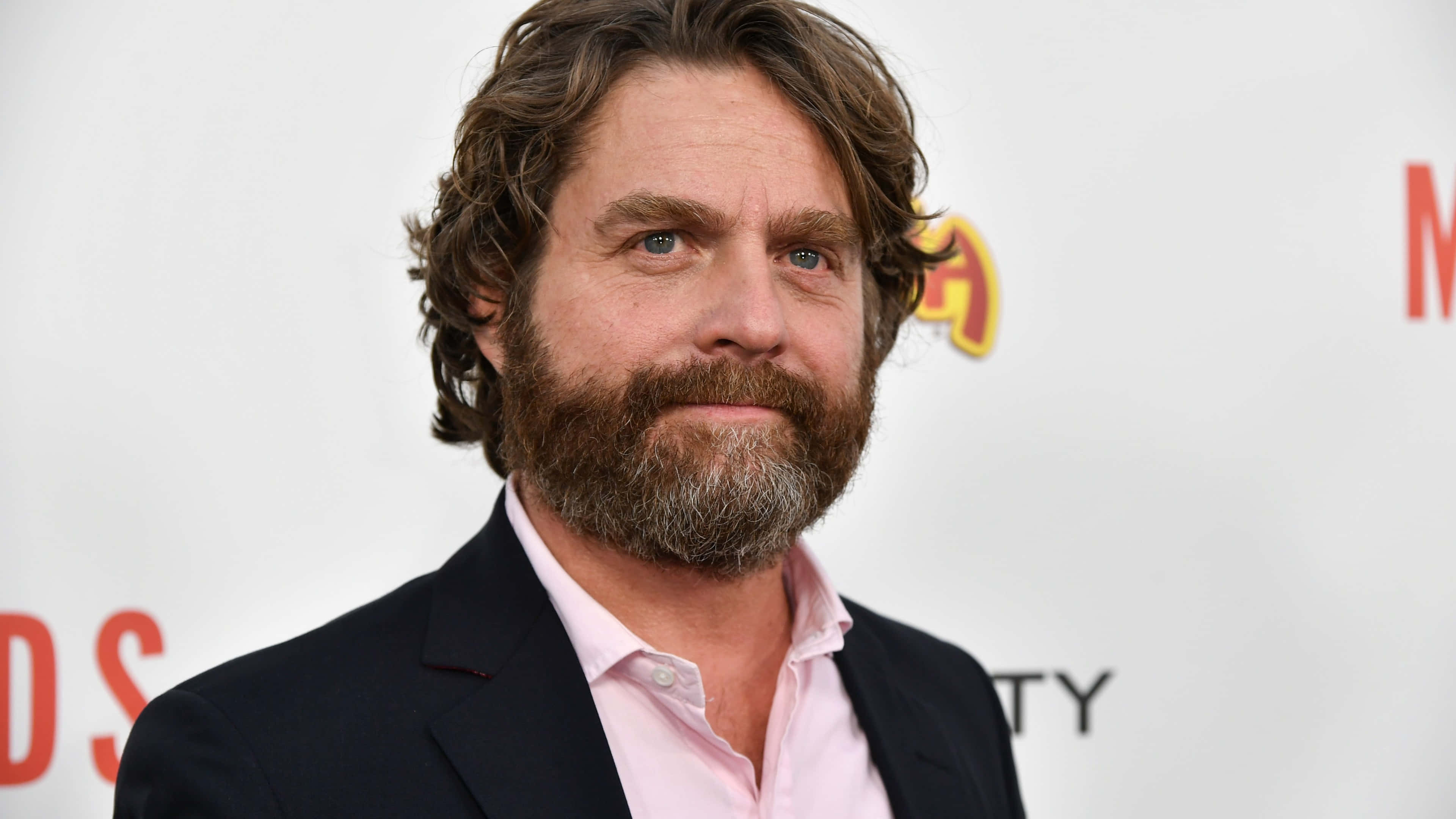 Zach Galifianakis, 2019 Golden Globe Awards, dark suit, 4K Desktop Wallpaper