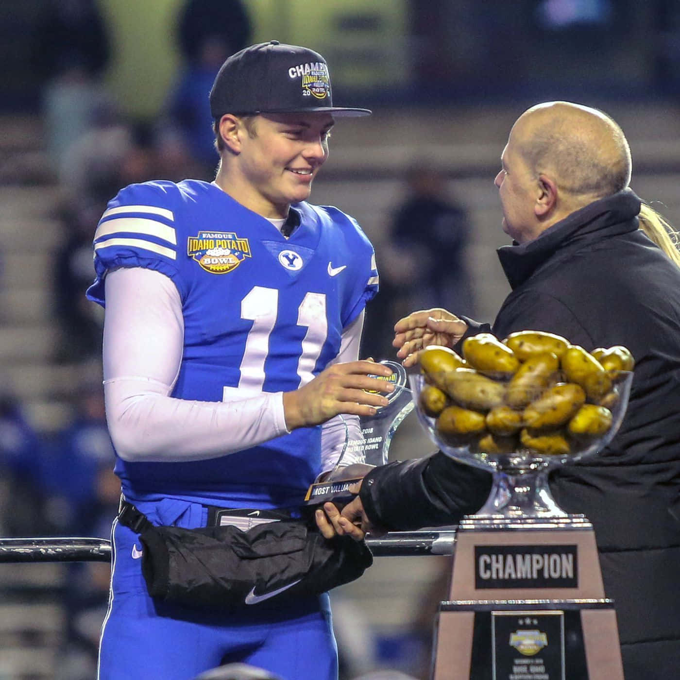 Zach Wilson, blue jersey, trophy filled with potatoes, HD Desktop Wallpaper