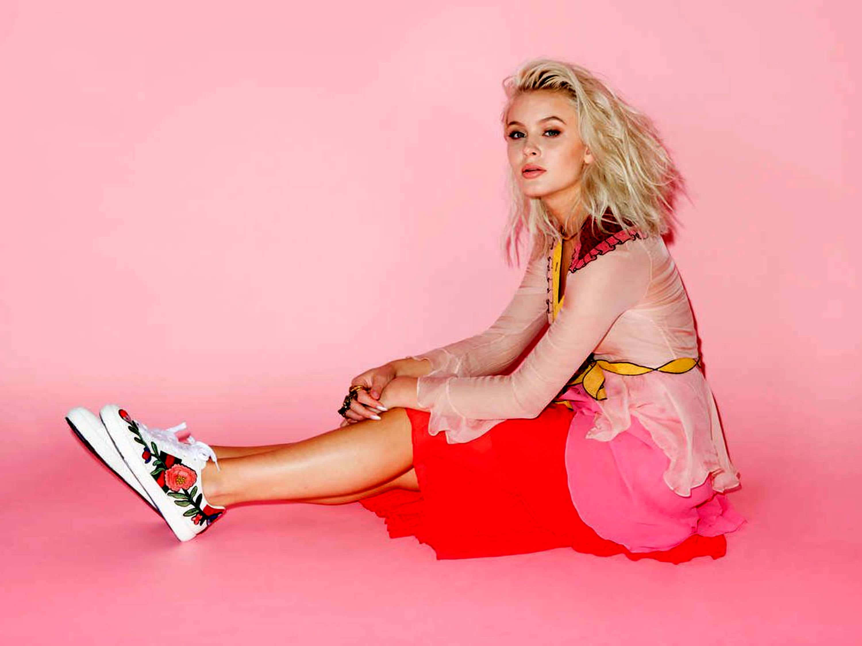 Zara Larsson, pink floor, pink dress, 2K Desktop Wallpaper