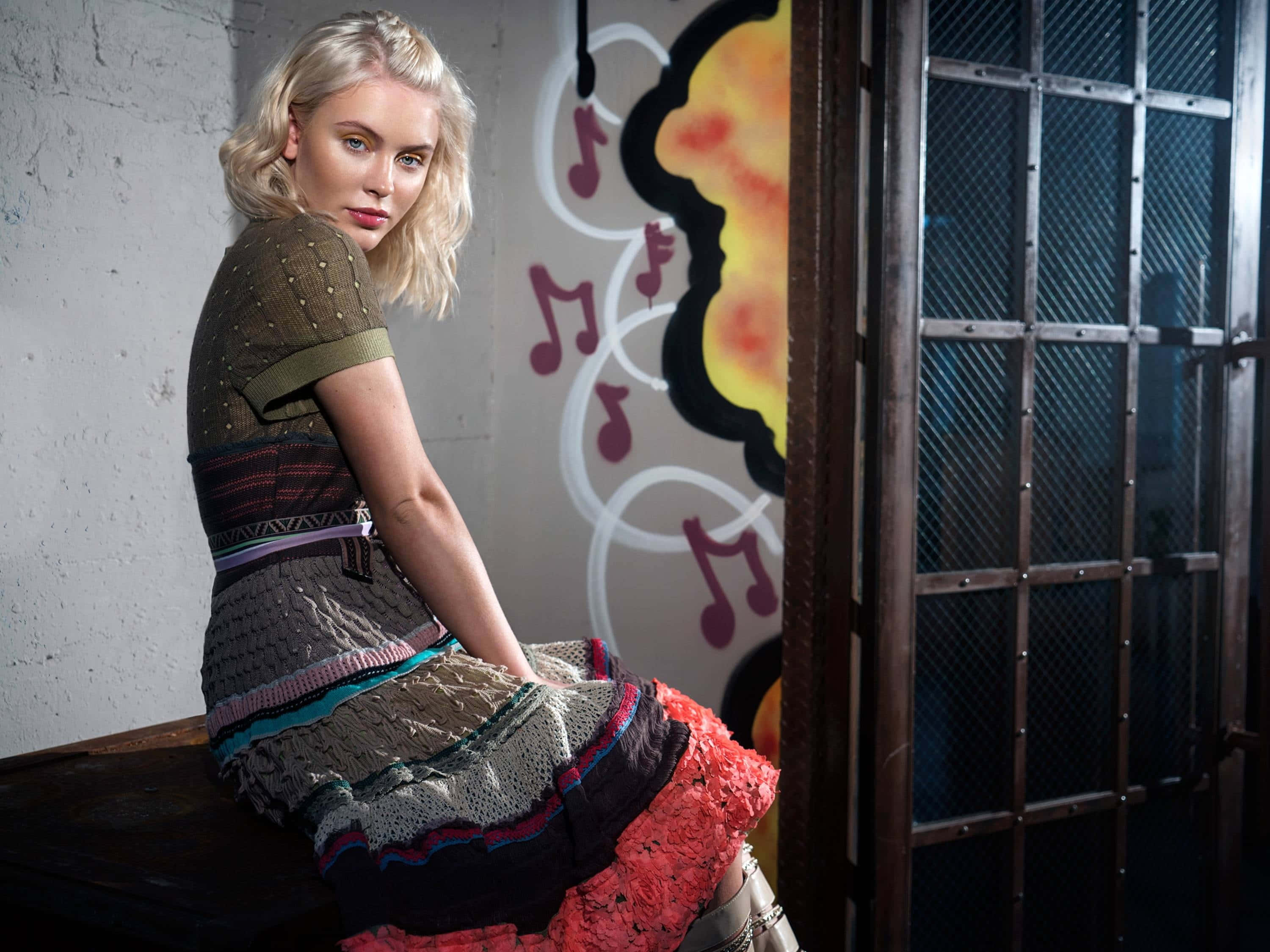 Zara Larsson, textured dress, wooden bench, 2K Desktop Wallpaper