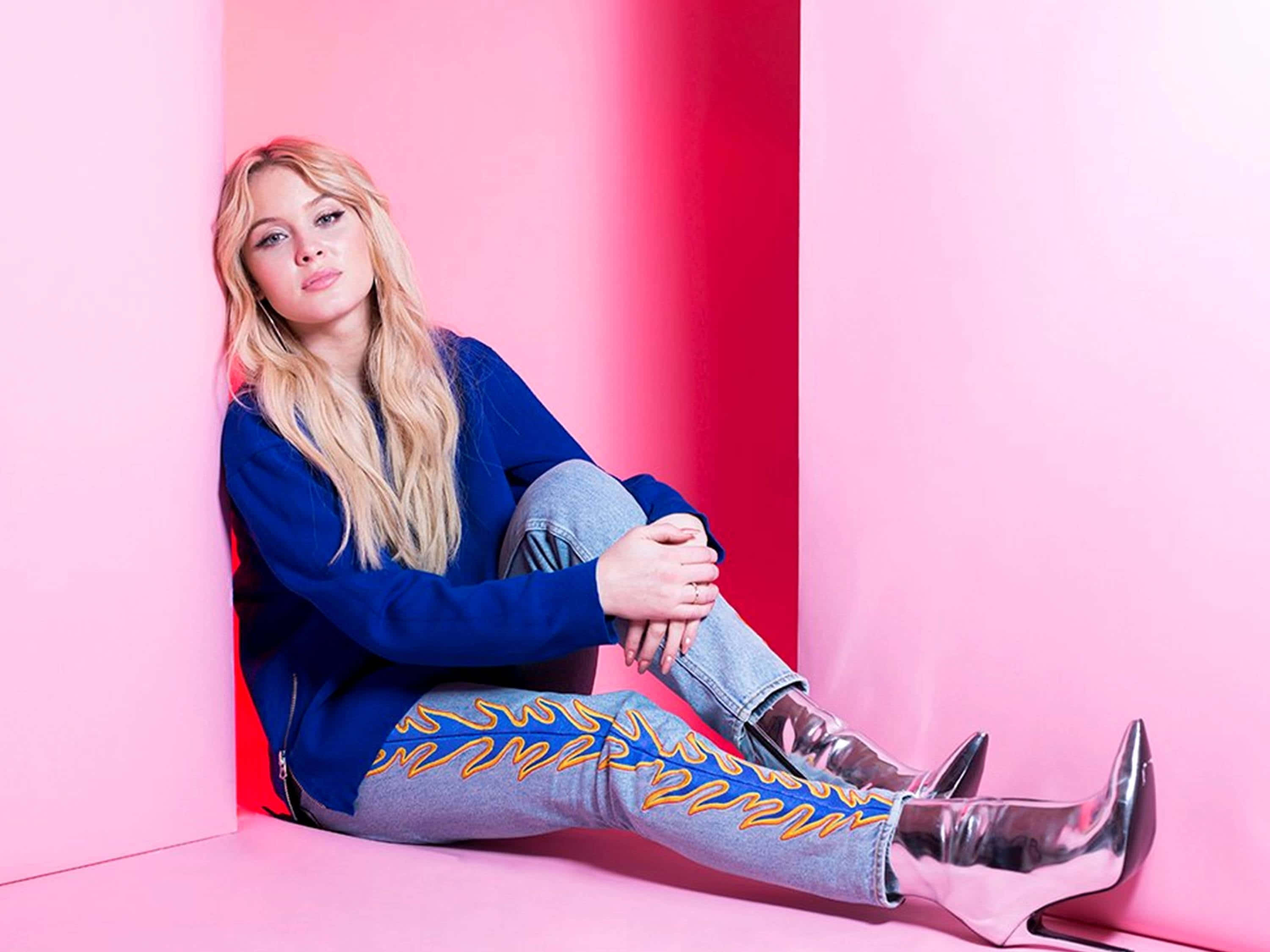 Zara Larsson, blue sweater, patterned jeans, 2K Desktop Wallpaper