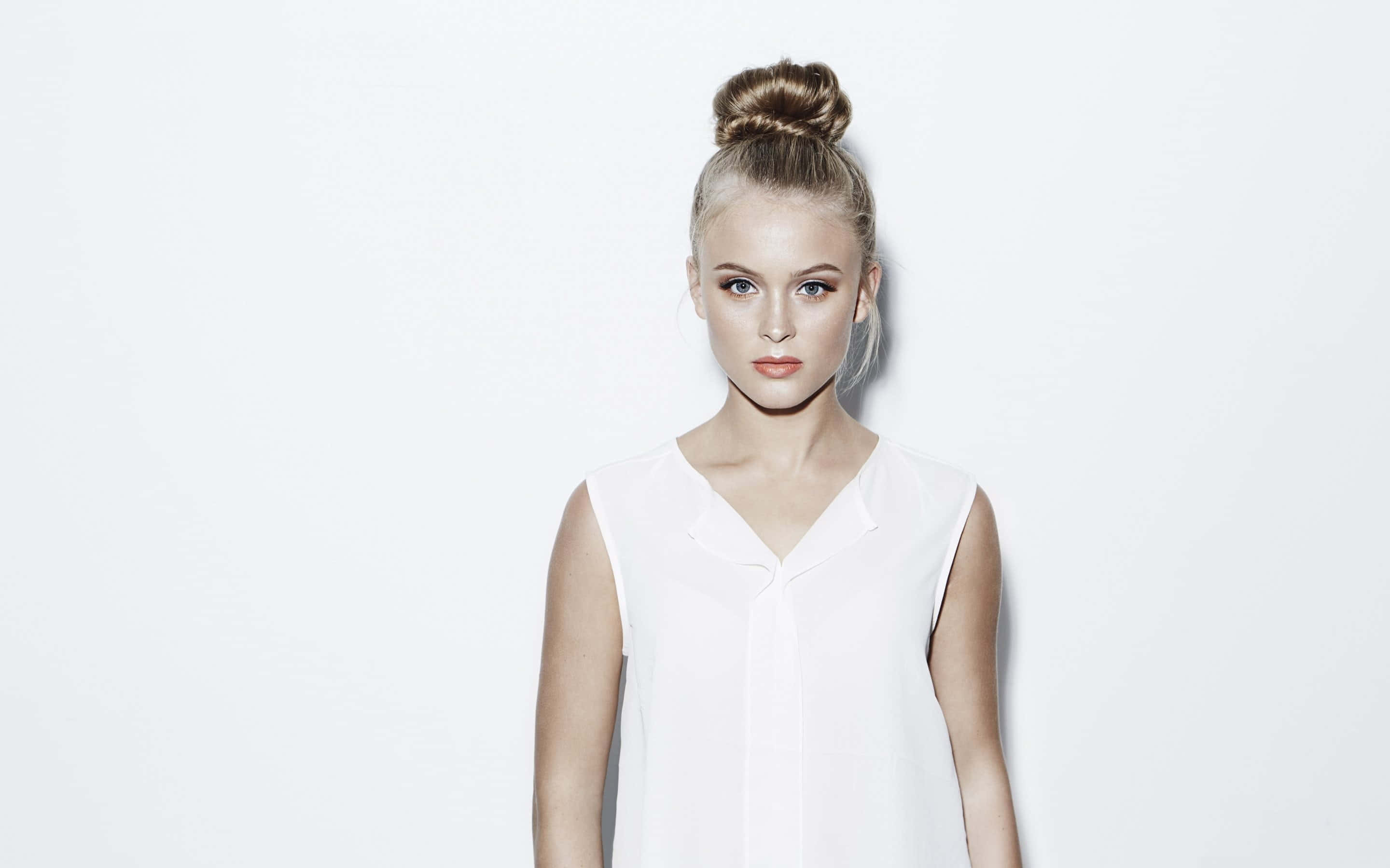 Zara Larsson, blonde hair, high bun, 2K Desktop Wallpaper