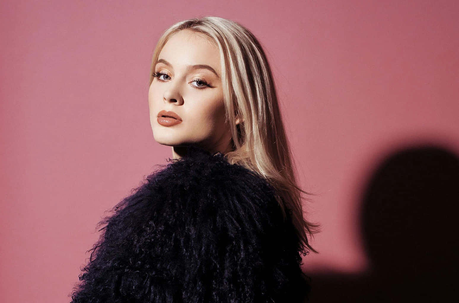 Zara Larsson, black fuzzy coat, soft pink studio backdrop, HD Desktop Wallpaper