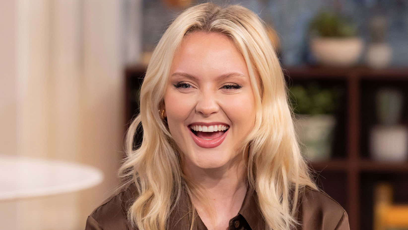 Zara Larsson, blonde woman, wide smile, HD Desktop Wallpaper