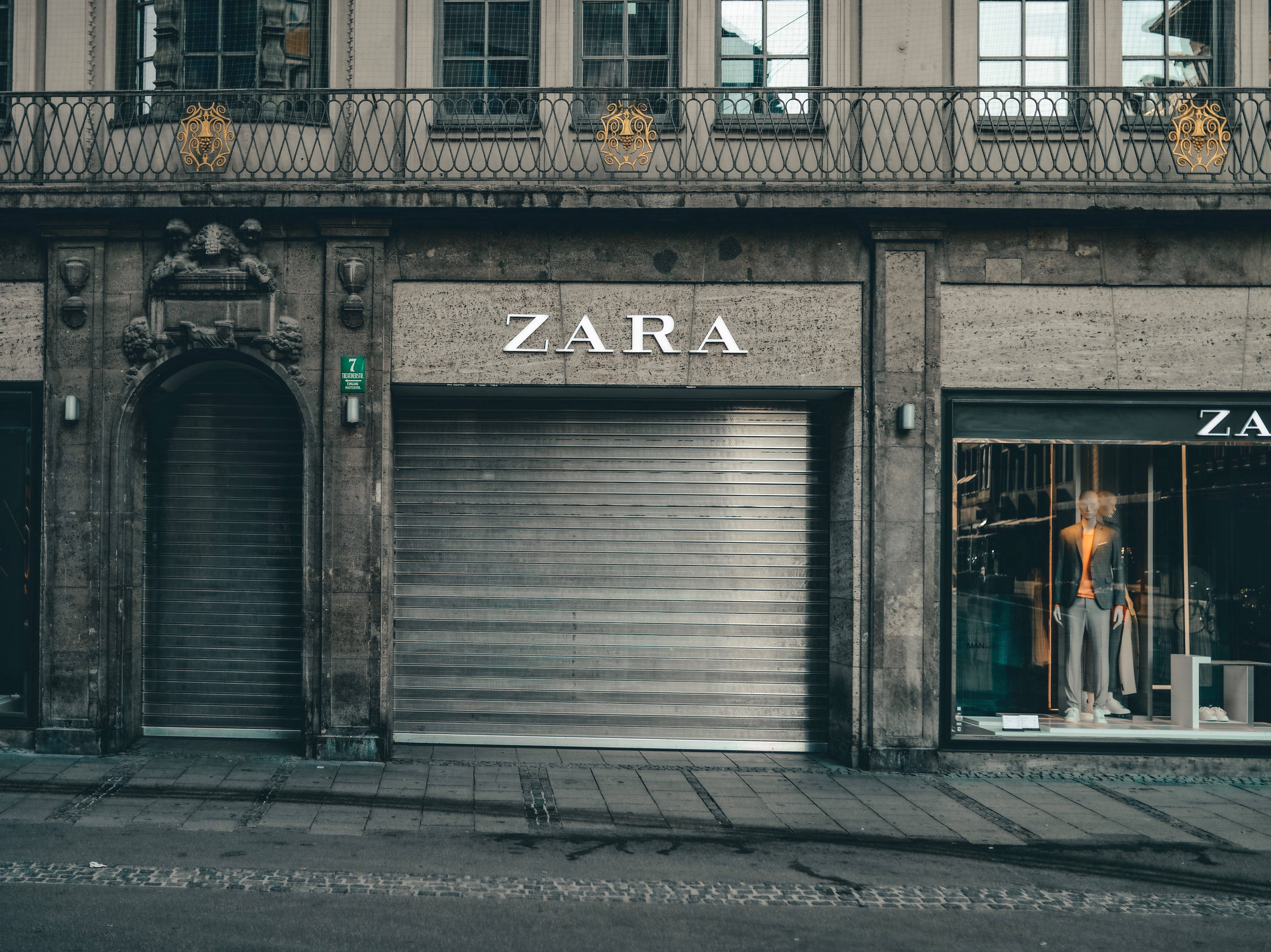 Zara, metal shutter, mannequin, 4K Desktop Wallpaper
