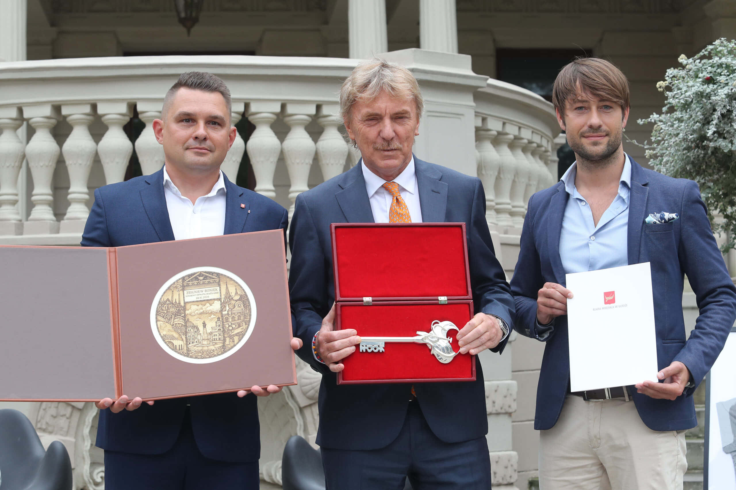 Zbigniew Boniek, key to the city, white balustrade, 2K Desktop Wallpaper