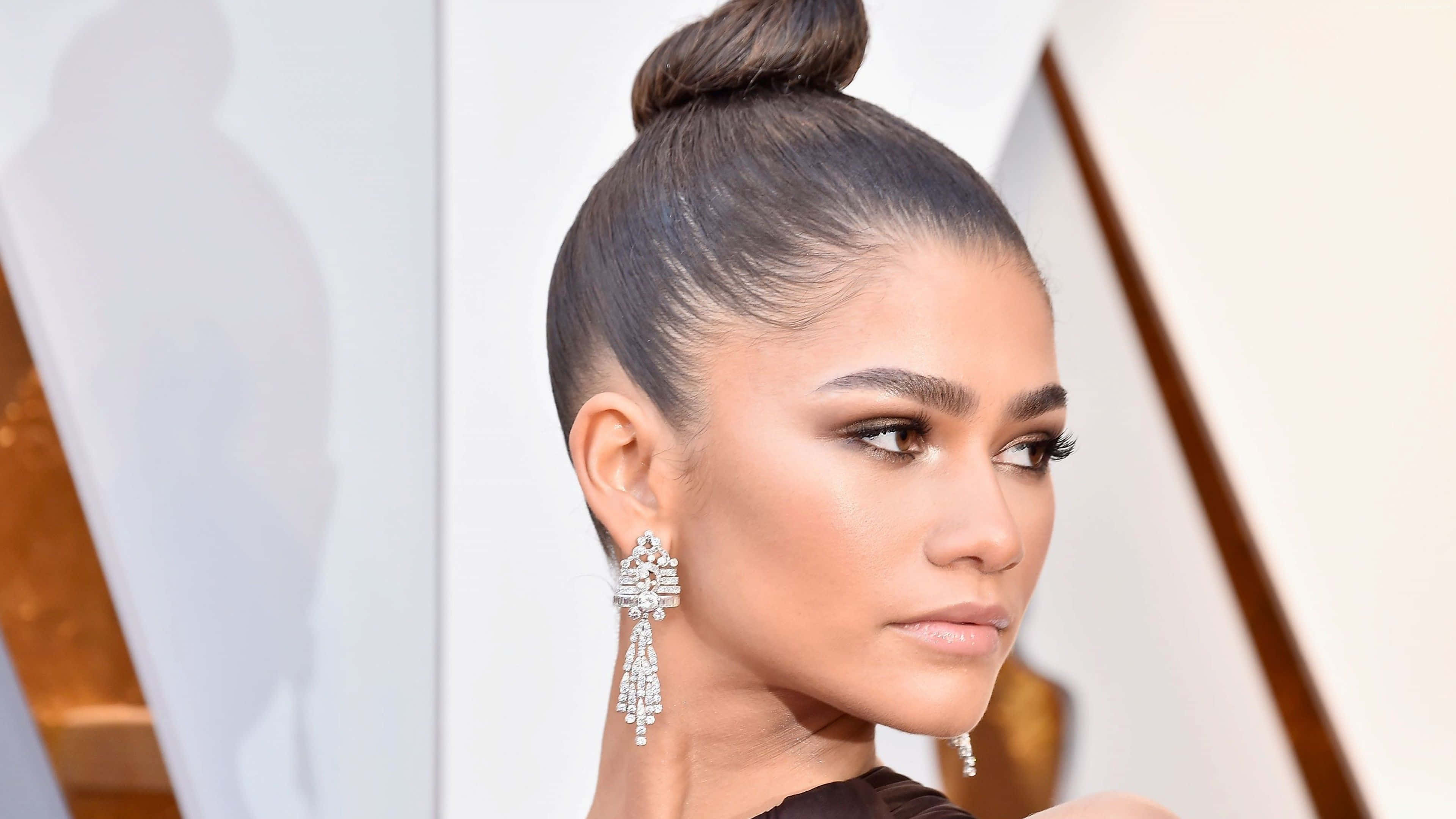 Zendaya, diamond chandelier earrings, sleek high bun hairstyle, 4K Desktop Wallpaper