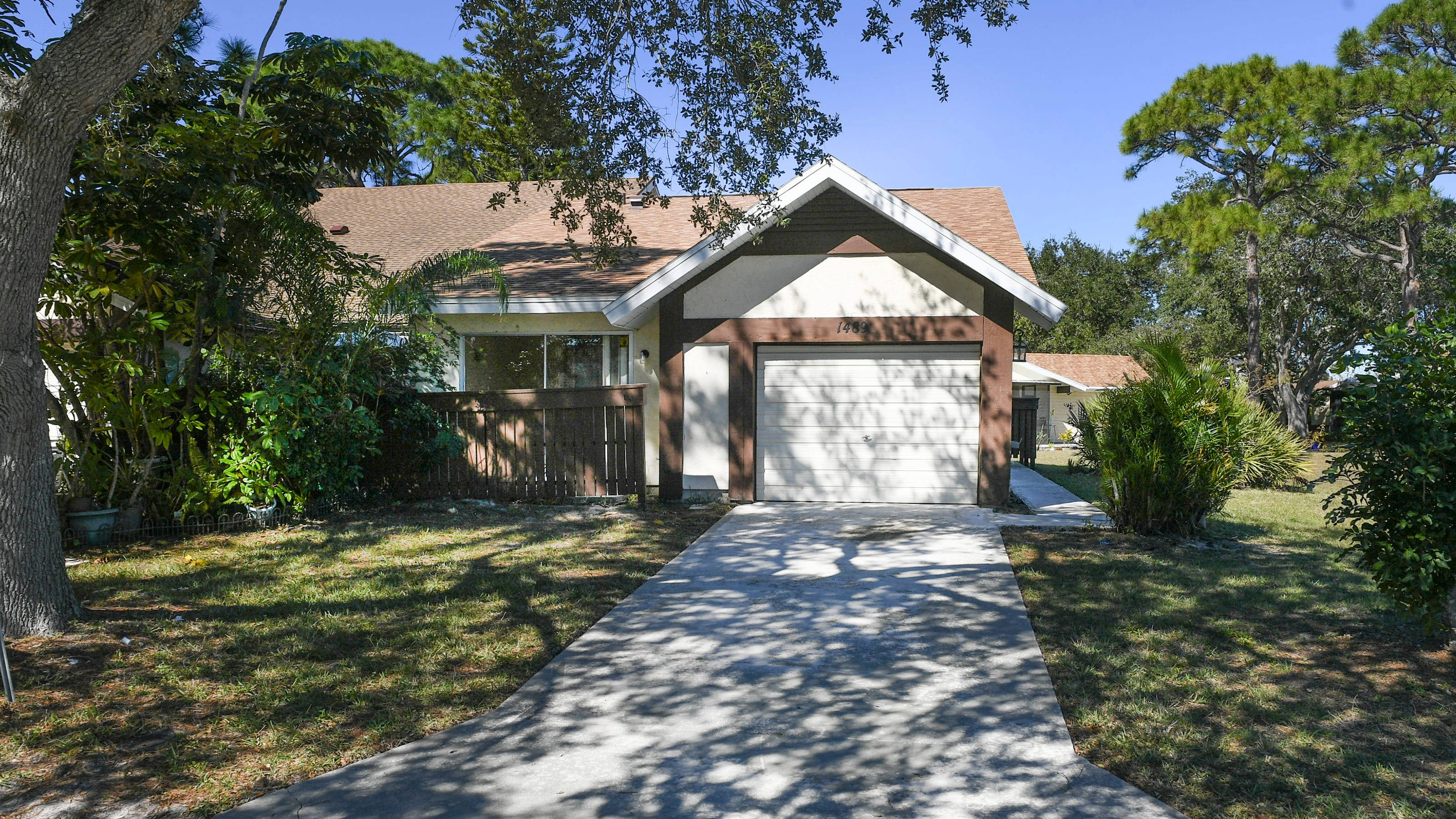 Zillow Classic House Style, white garage door, brown trim, 2K Desktop Wallpaper