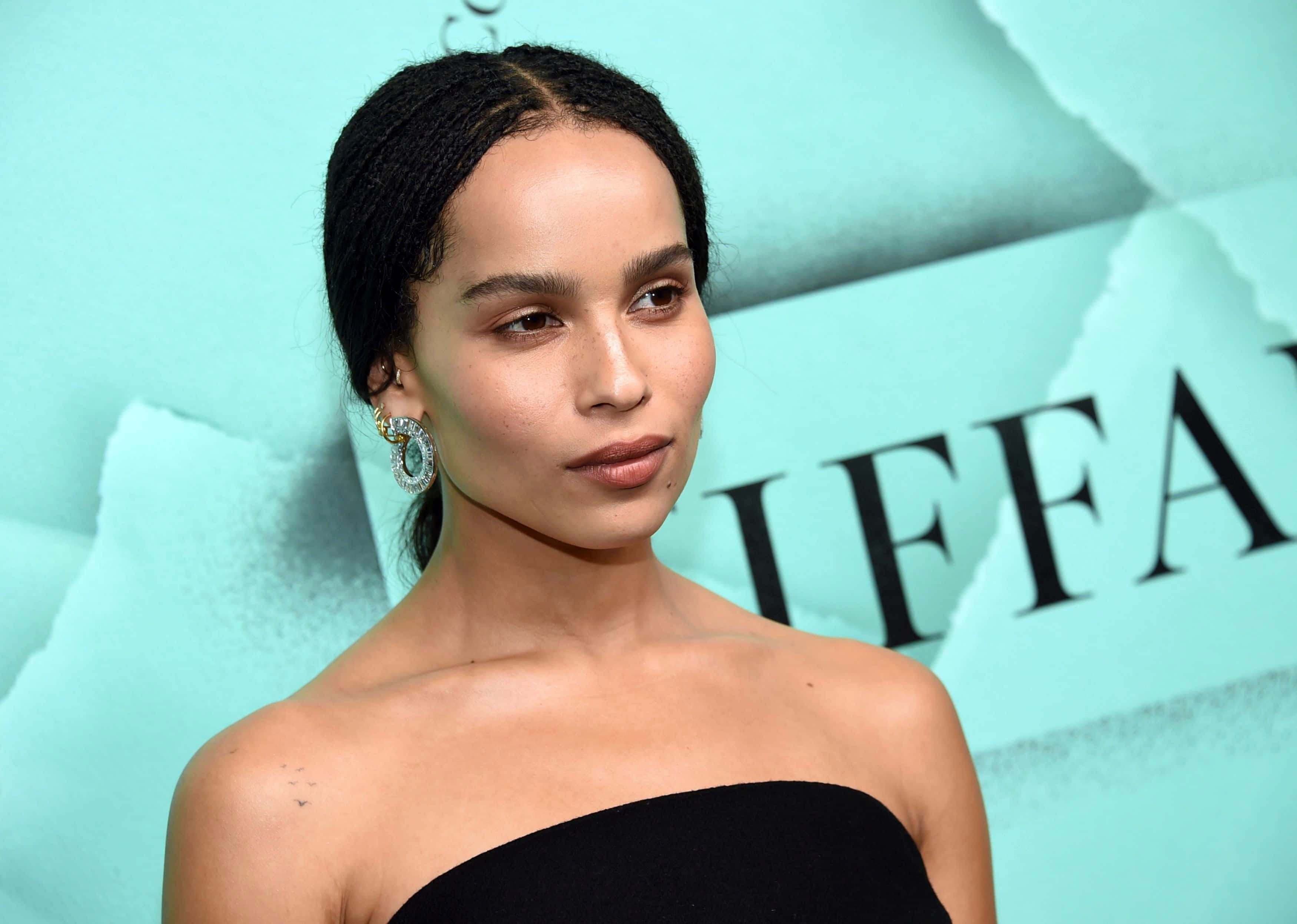 Zoë Kravitz, black strapless dress, torn Tiffany blue backdrop, 2K Desktop Wallpaper