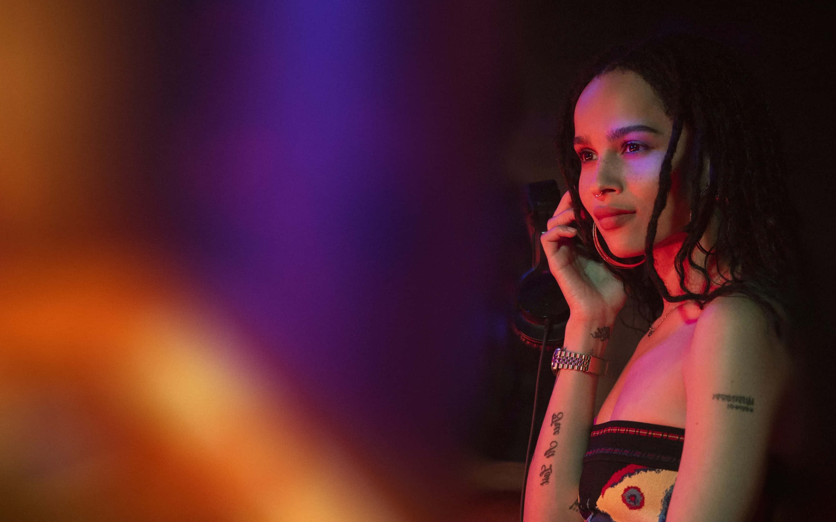Zoë Kravitz, neon orange, purple lights, 2K Desktop Wallpaper