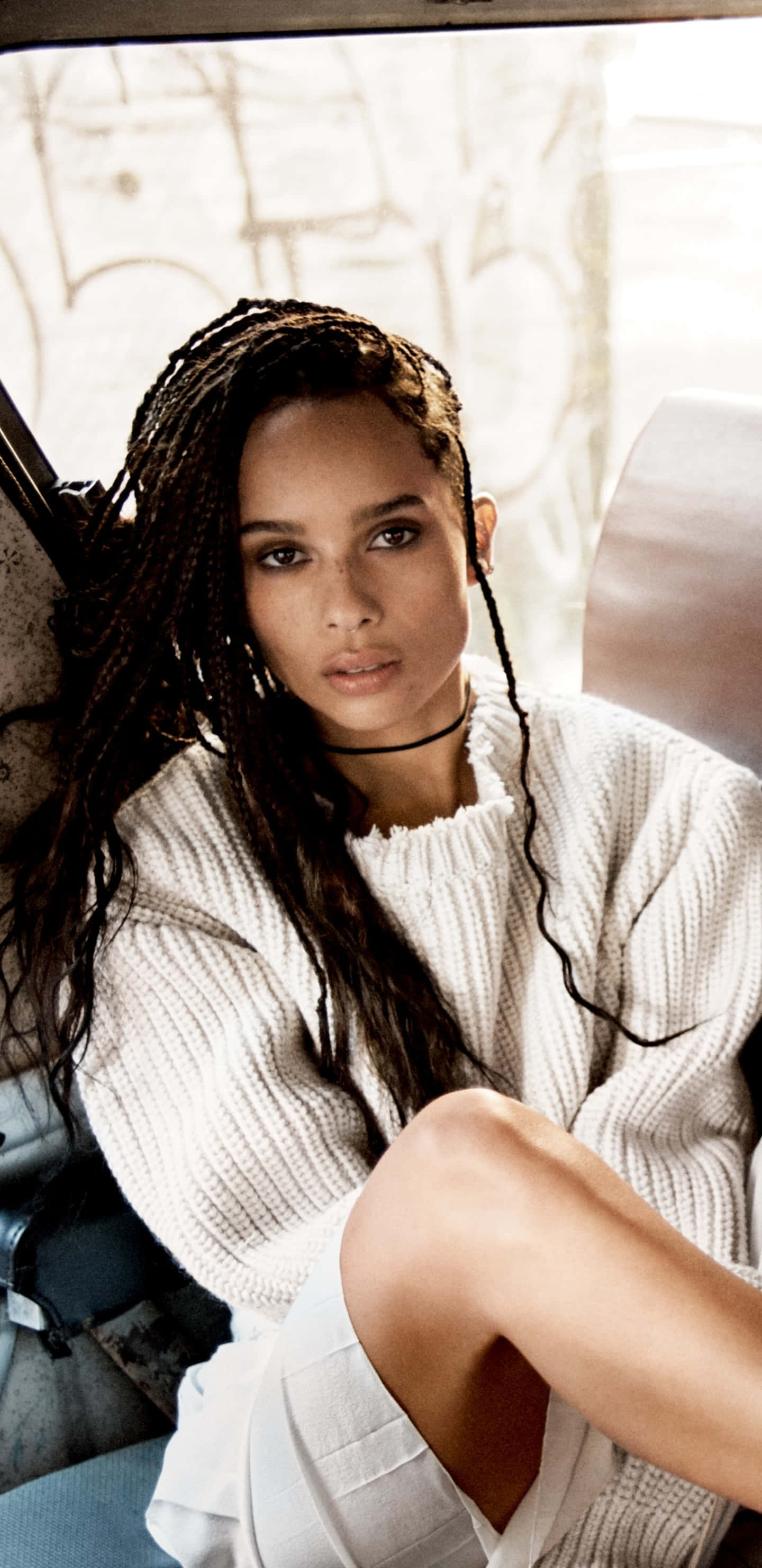 Zoë Kravitz, white knit sweater, white shorts, 2K Phone Wallpaper