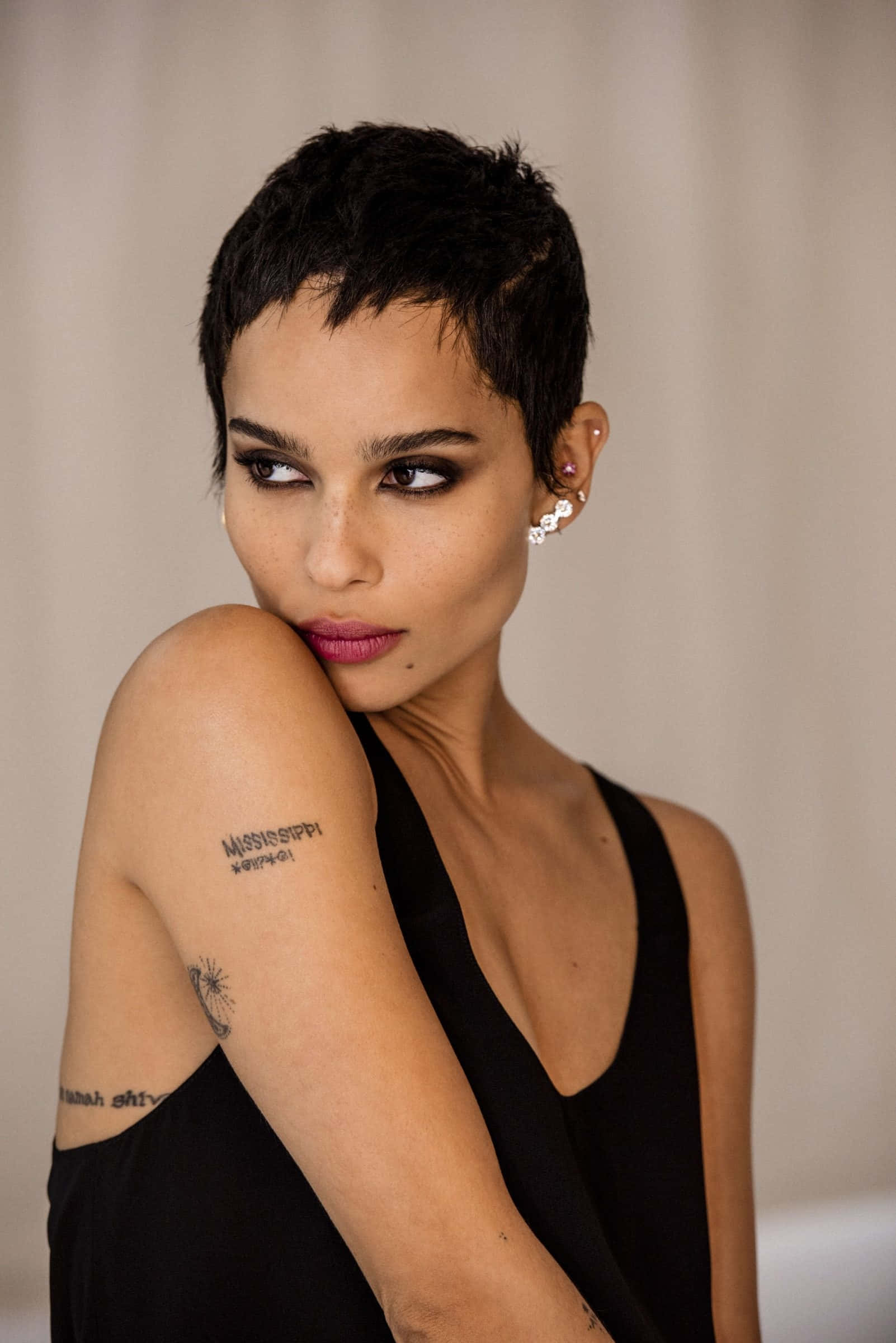 Zoë Kravitz, short black pixie haircut, bold makeup, Full HD Phone Wallpaper