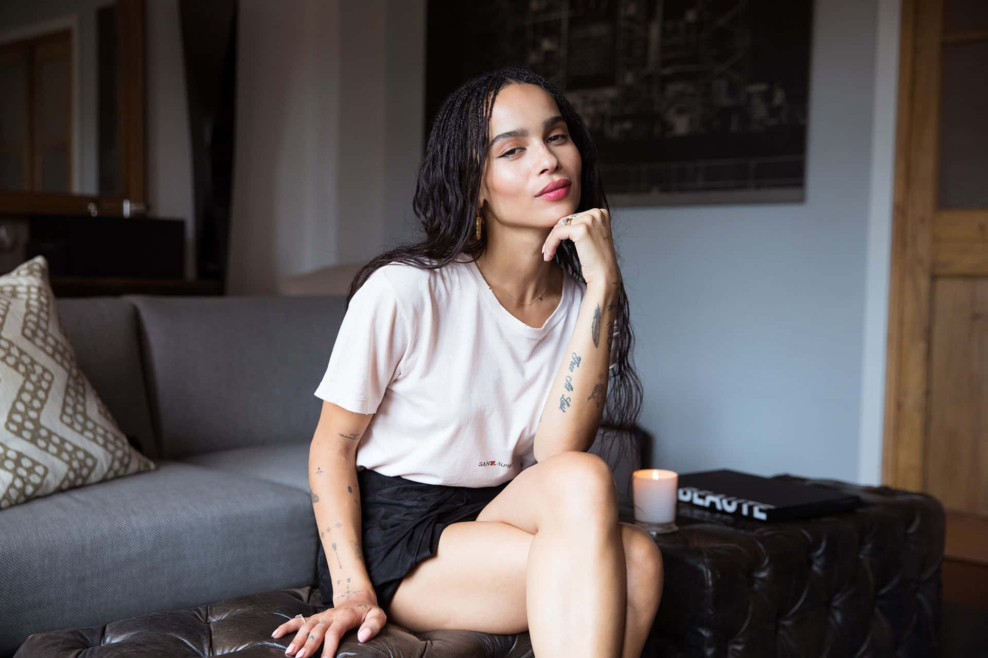 Zoë Kravitz, leather ottoman, modern living room, Full HD Desktop Wallpaper