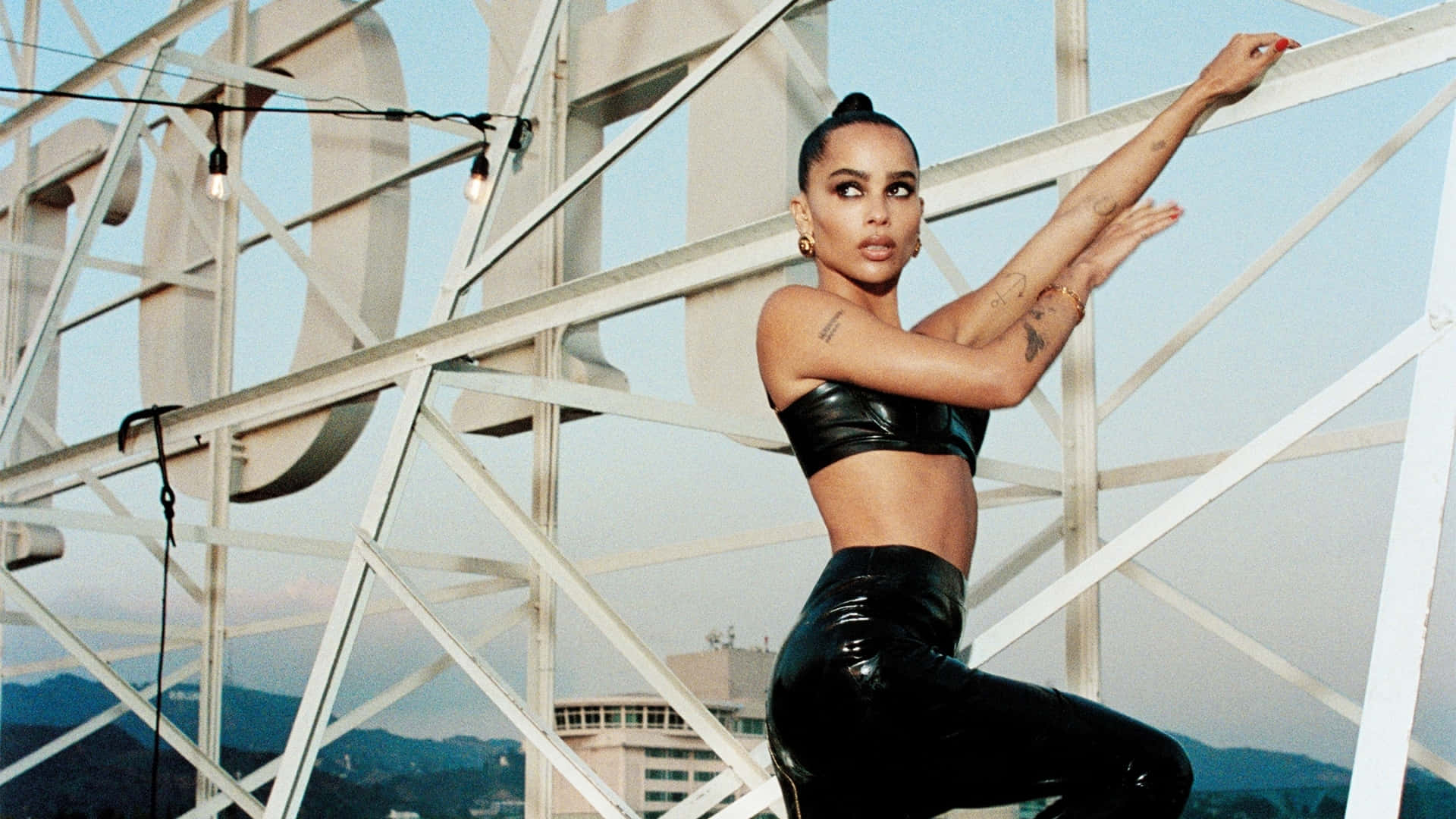 Zoë Kravitz, black latex outfit, white metal structure, Full HD Desktop Wallpaper