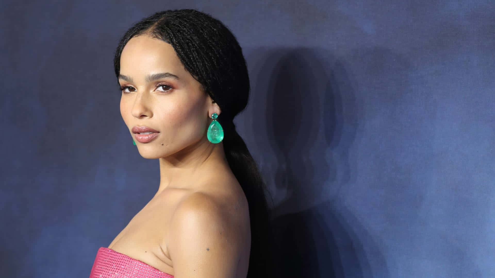 Zoë Kravitz, pink strapless dress, large green teardrop earrings, Full HD Desktop Wallpaper