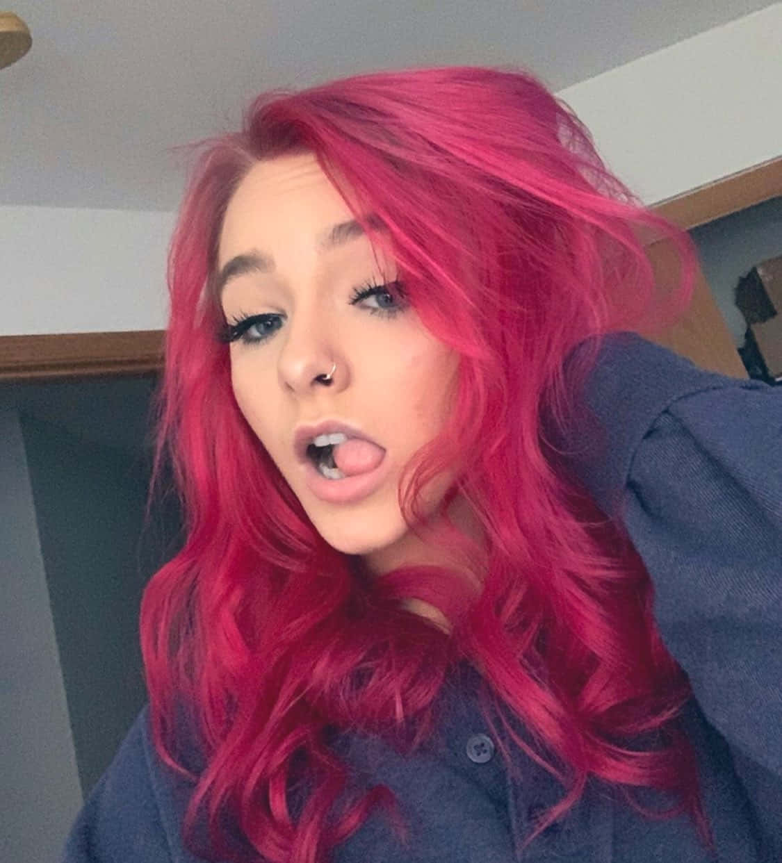 Zoe LaVerne, vibrant pink wavy hair, tongue, SD Phone Wallpaper