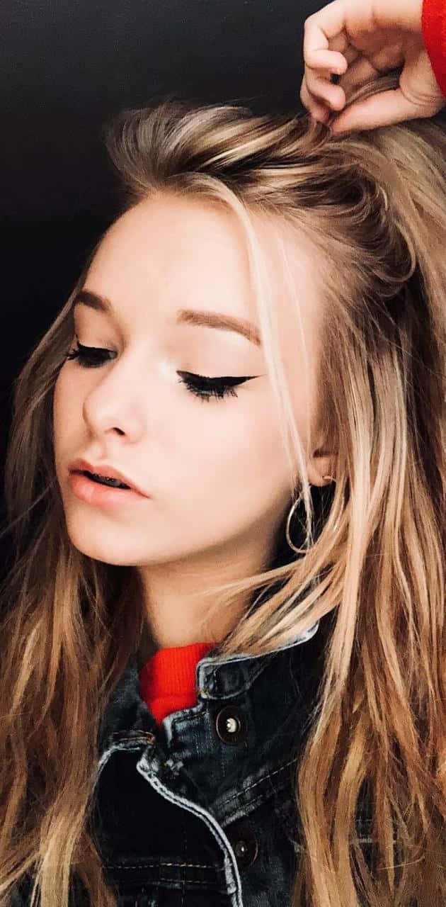 Zoe LaVerne, blonde hair, bold eyeliner, HD Phone Wallpaper