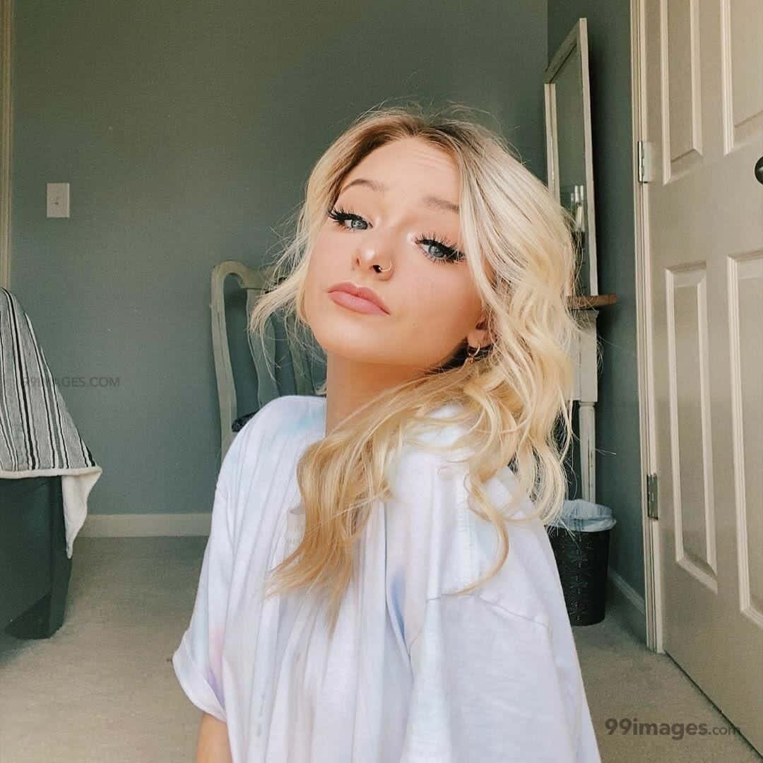 Zoe Laverne, blonde wavy hair, long lashes, SD Desktop Wallpaper