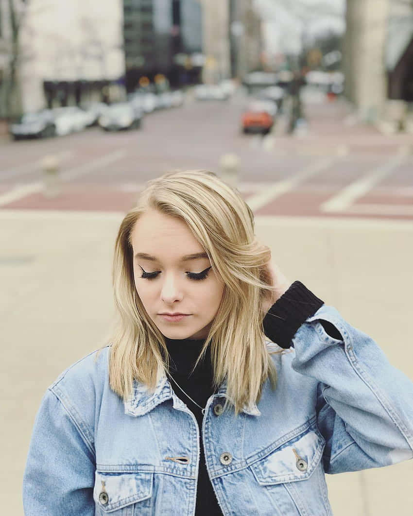 Zoe Laverne, blonde hair, bold eyeliner, SD Phone Wallpaper