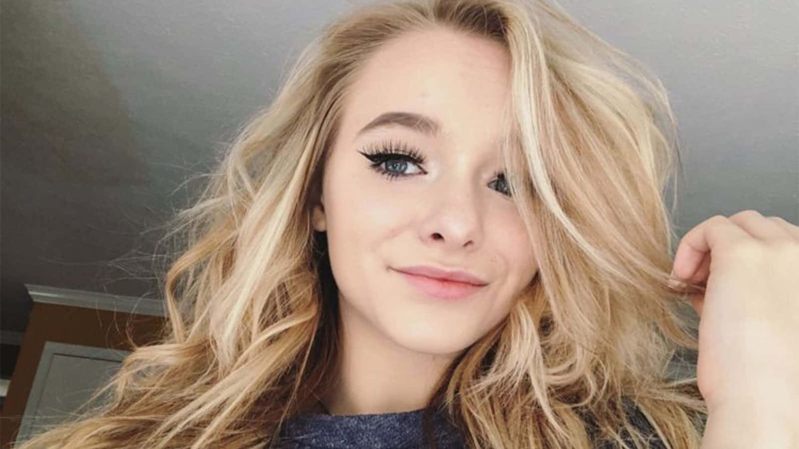 Zoe LaVerne, blonde wavy hair, long lashes, HD Desktop Wallpaper