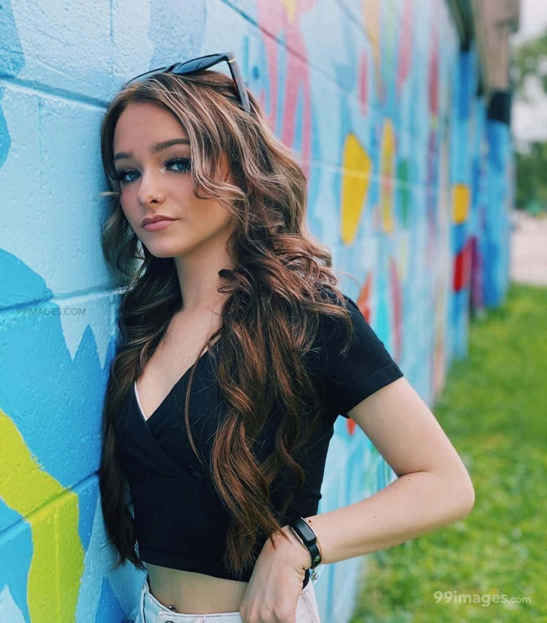 Zoe Laverne, graffiti wall, sunlit urban setting, SD Phone Wallpaper