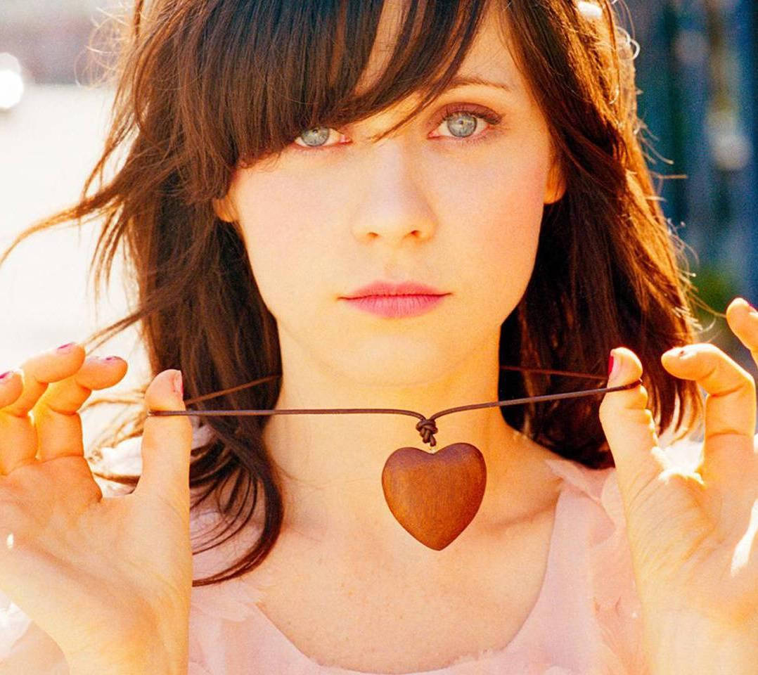 Zooey Deschanel, cute heart locket, wooden heart necklace, SD Desktop Wallpaper