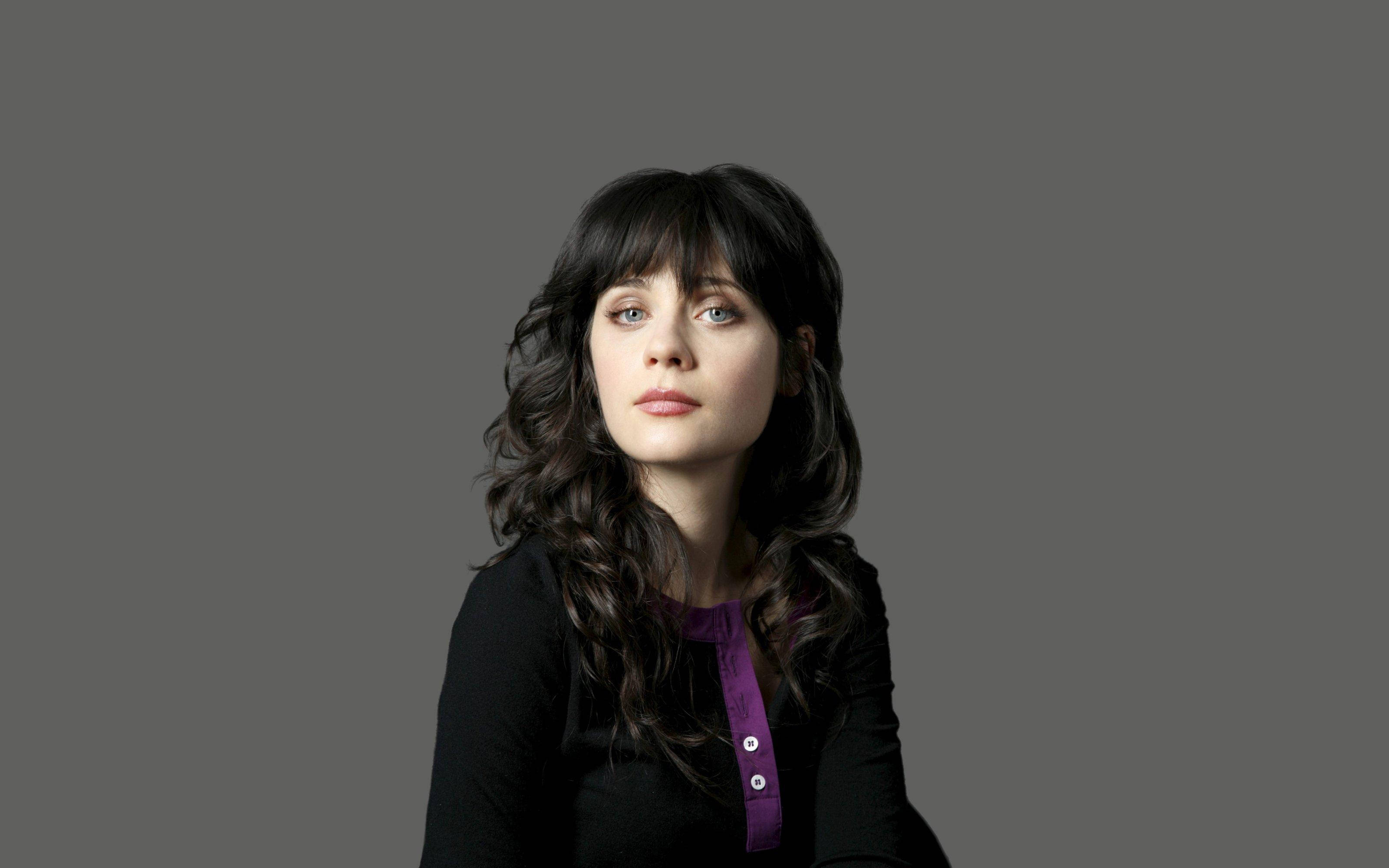 Zooey Deschanel, black, gray background, 2K Desktop Wallpaper
