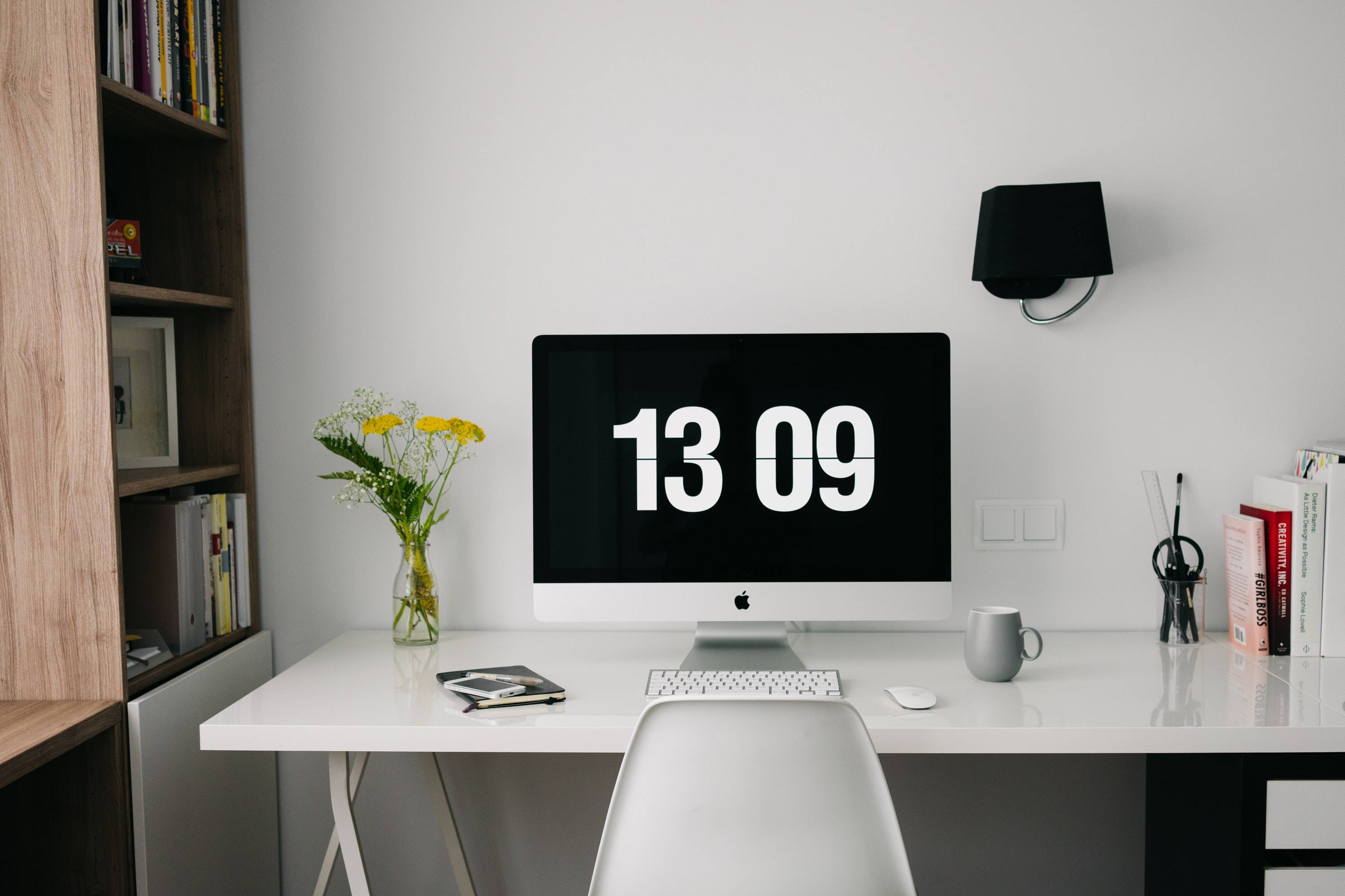 iMac, white desk, black screen, 2K Desktop Wallpaper