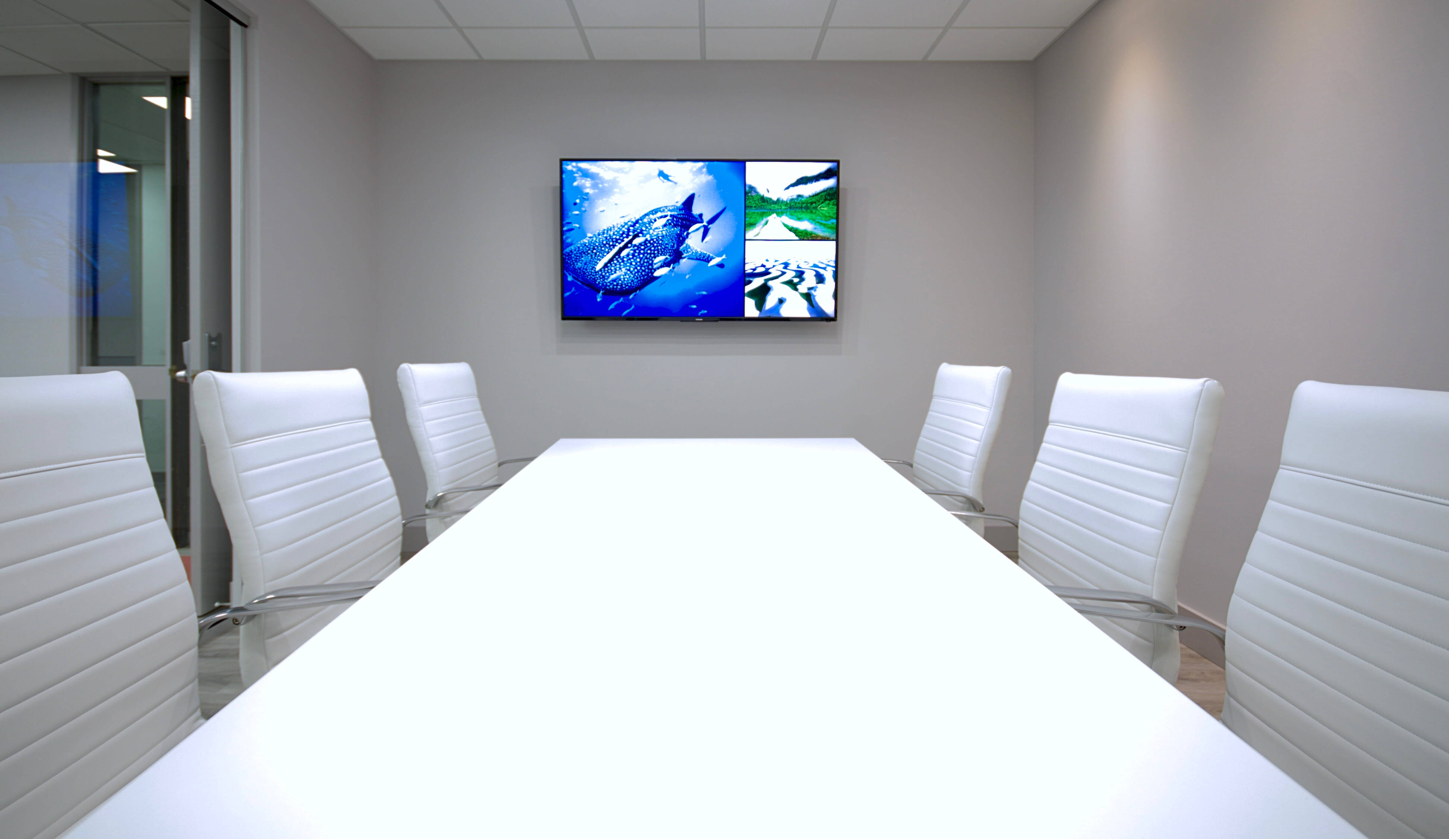 white chairs, white table, wall-mounted TV, 4K Desktop Wallpaper