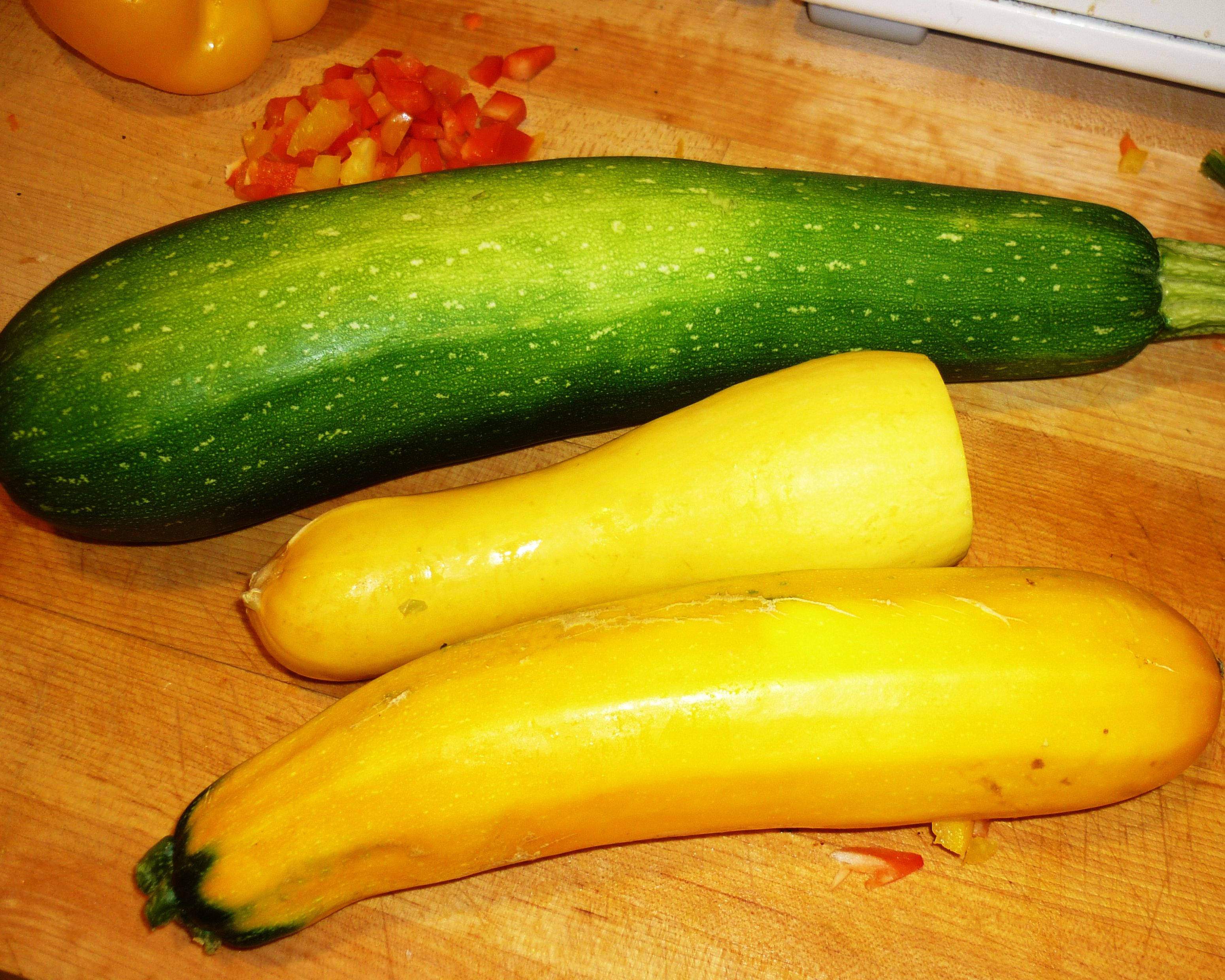 zucchini, yellow squash, wooden cutting board, 2K Desktop Wallpaper
