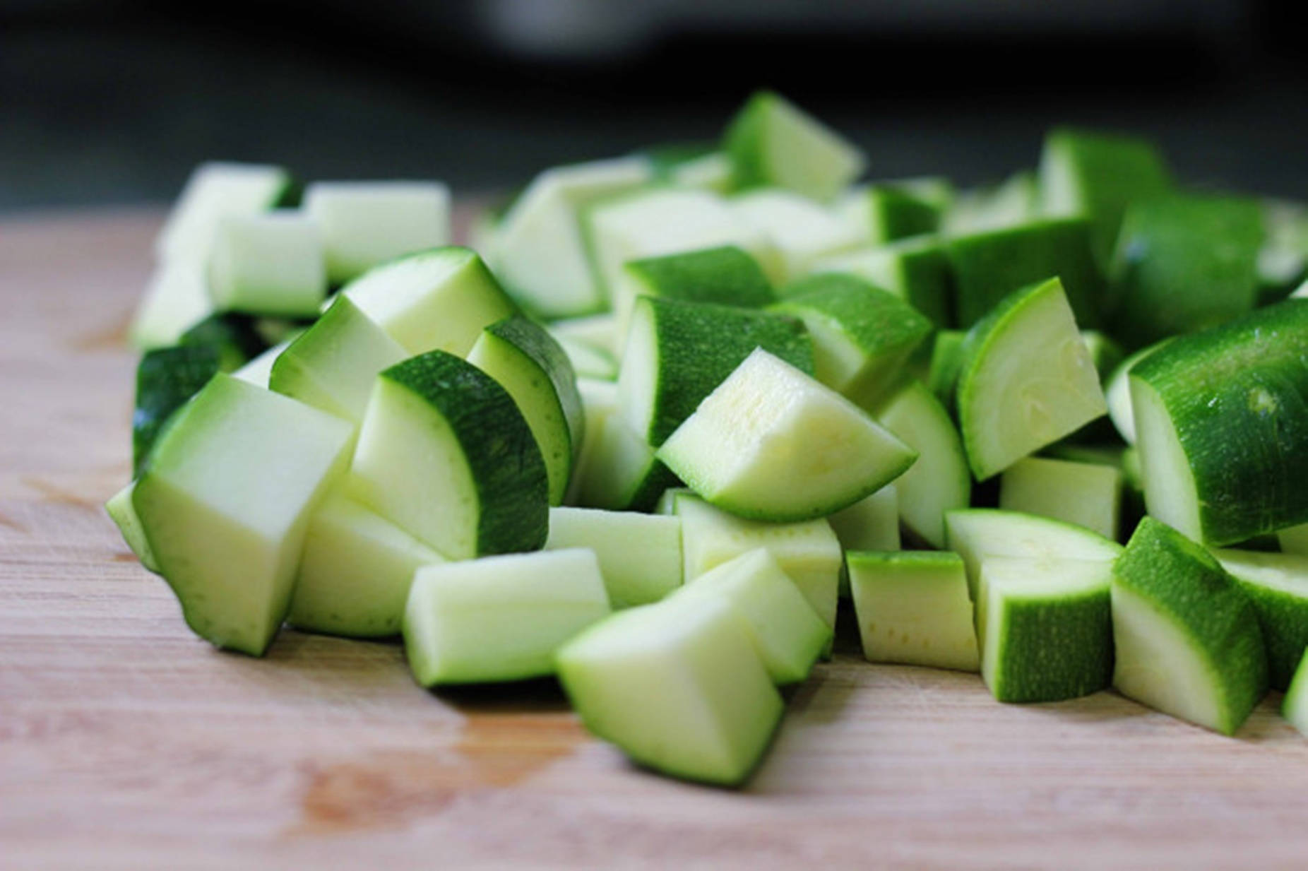 zucchini, wooden cutting board, natural lighting, HD Desktop Wallpaper