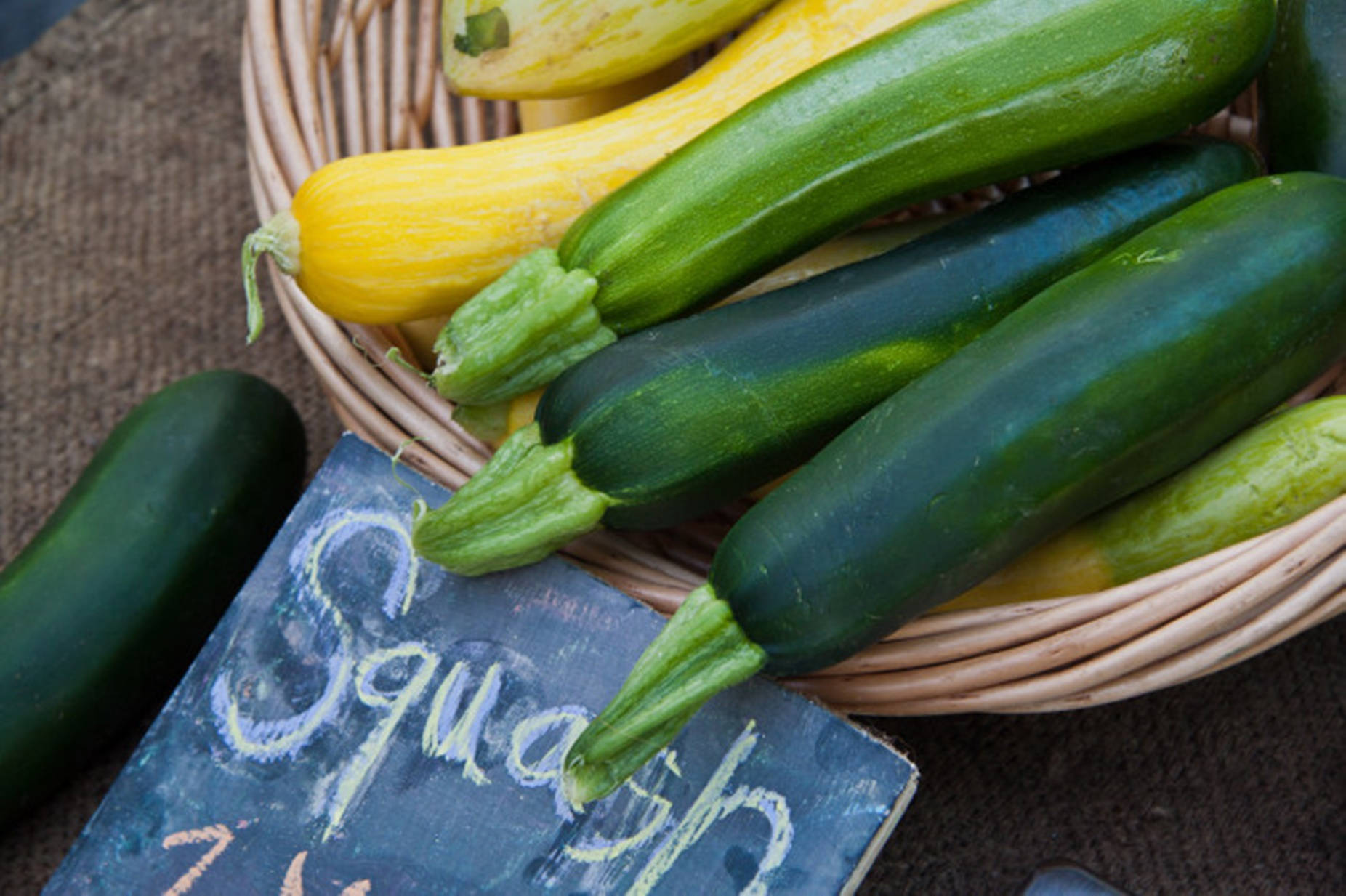 zucchini, yellow squash, woven basket, HD Desktop Wallpaper