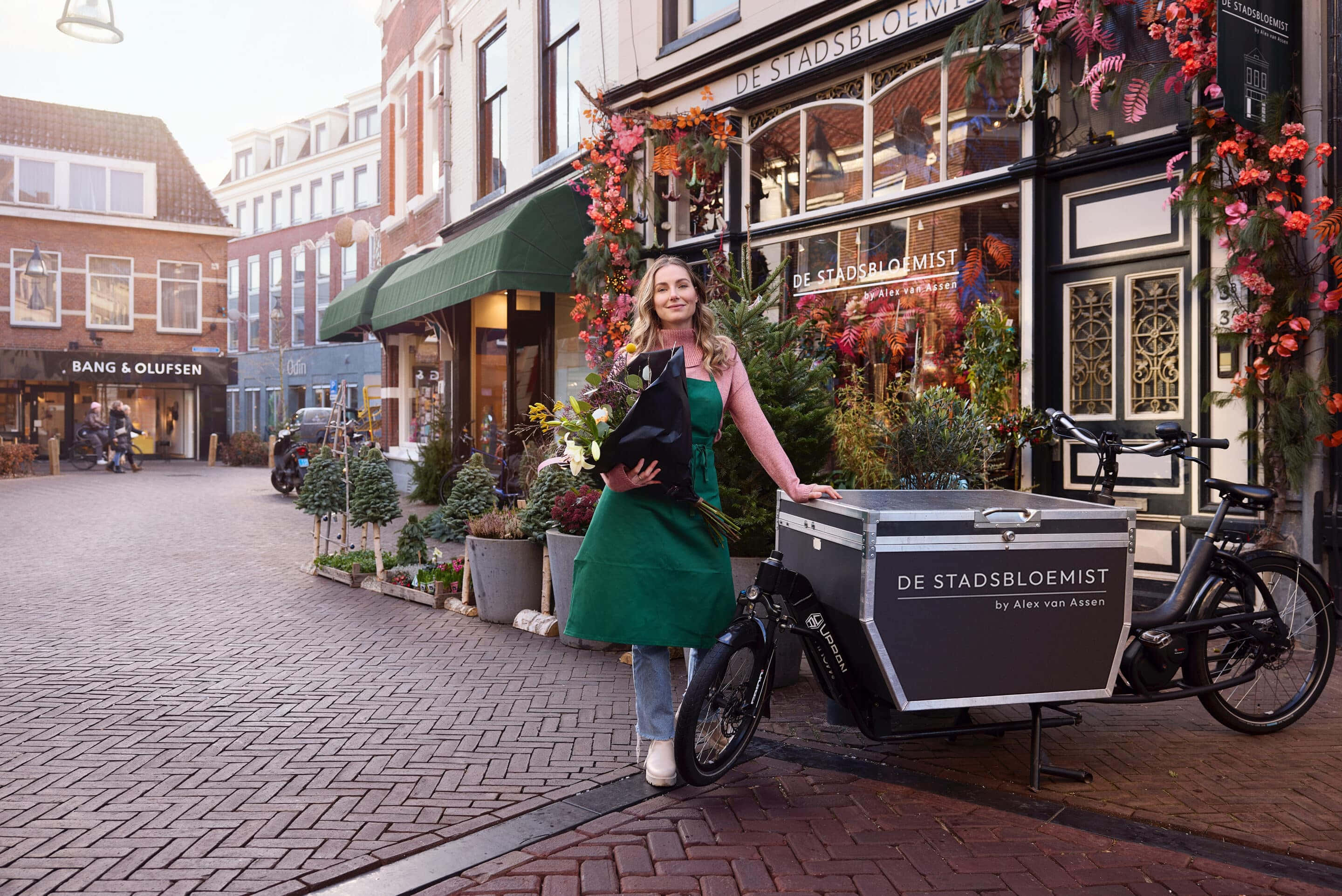 Zwolle, florist, green apron, 2K Desktop Wallpaper