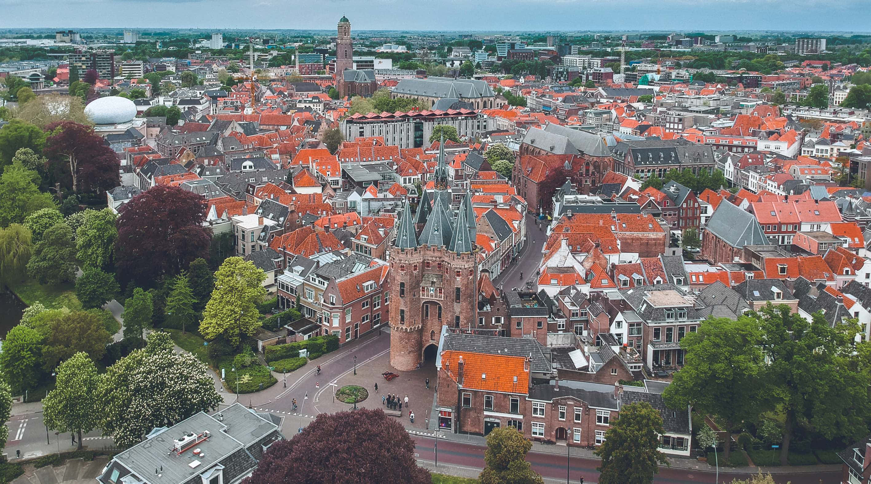 Zwolle, historic European city, red-tiled roofs, 2K Desktop Wallpaper